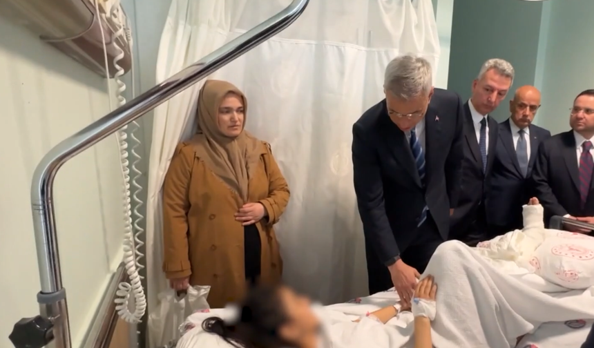 Bakanlar Kahramanmaraş'taki silahlı saldırıda yaralananları ziyaret etti