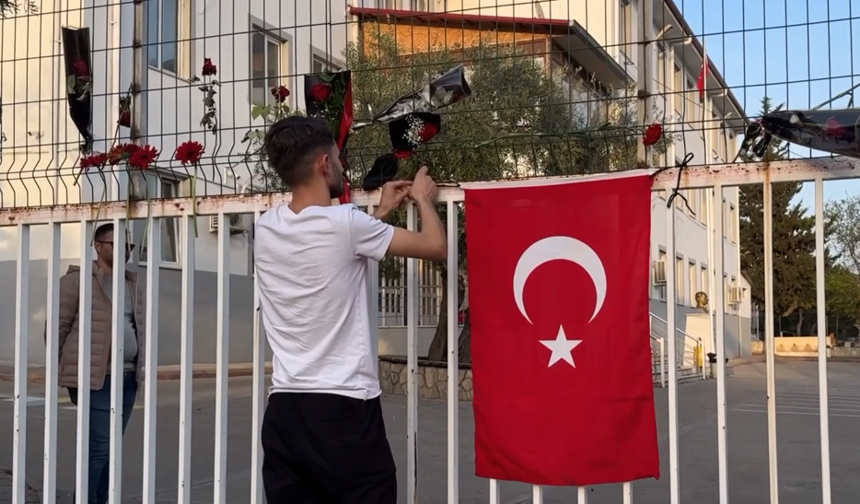 Kahramanmaraş’ta Acının Adresi: Ayser Çalık Ortaokulu'na Karanfiller Bırakıldı