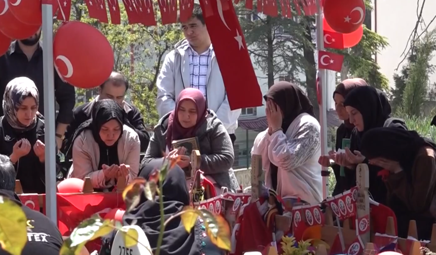 Kahramanmaraş'ta okul saldırısında hayatını kaybeden çocuklar 23 Nisan'da mezarları başında anıldı