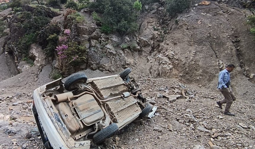 Gaziantep'te dere yatağına devrilen otomobilin sürücüsü yaralandı