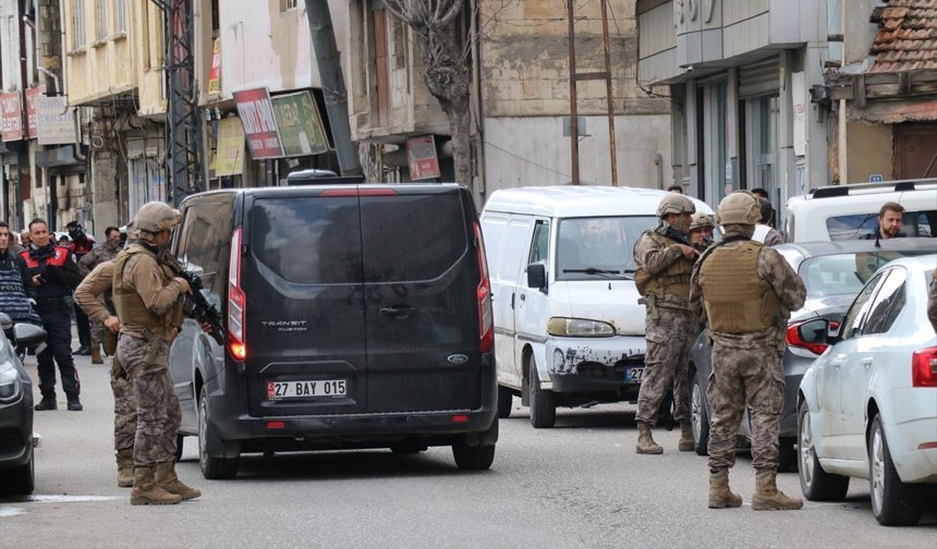 Gaziantep'te rehin aldığı 3 kişiden birini yaralayan firari hükümlü operasyonla yakalandı