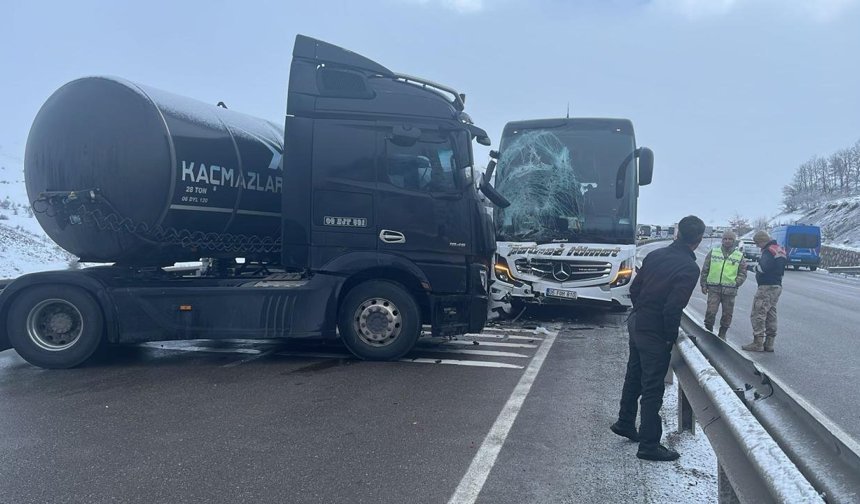 Erzurum'da 2 otobüs ile 2 tırın karıştığı kazada 5 kişi yaralandı