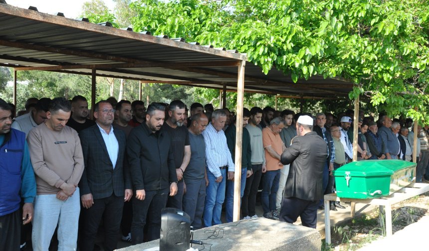 Mersin'de denizde cesetleri bulunan iki kişiden birinin cenazesi toprağa verildi