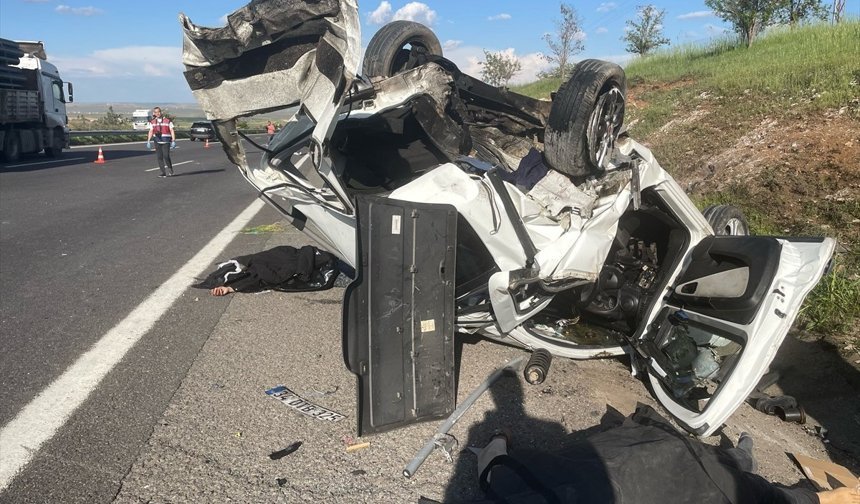 Şanlıurfa'da otomobil ile hafif ticari aracın çarpıştığı kazada 3 kişi öldü, 5 kişi yaralandı