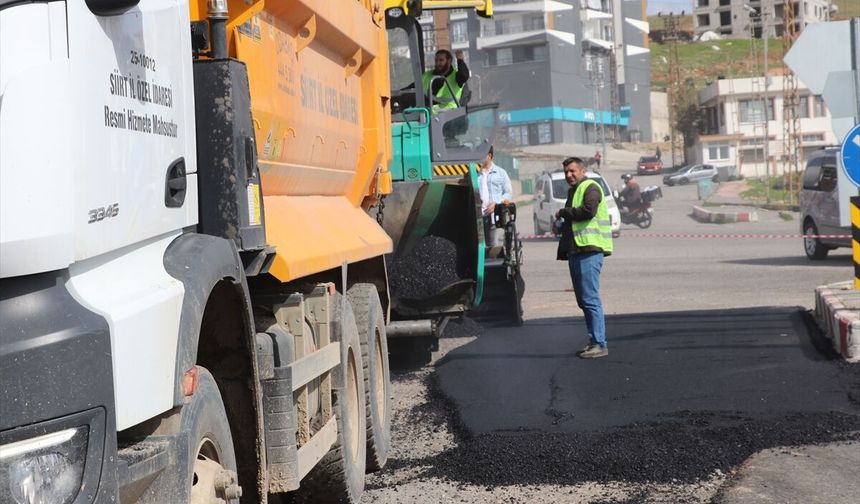 Siirt'te 26 noktada 50 bin ton asfalt ve 25 kilometrelik yol yenileme çalışmaları başlatıldı