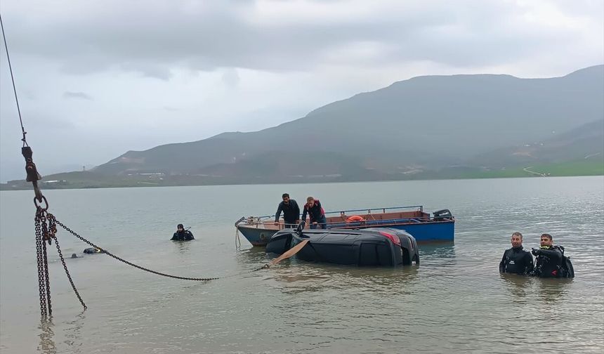 Siirt'te el freni çekilmeyen otomobil Botan Çayı'na düştü