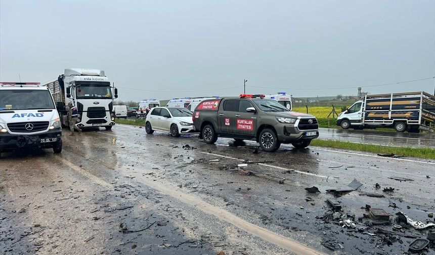 Siirt'te otomobil ile kamyonetin çarpıştığı kazada 2 kişi öldü, 3 kişi yaralandı
