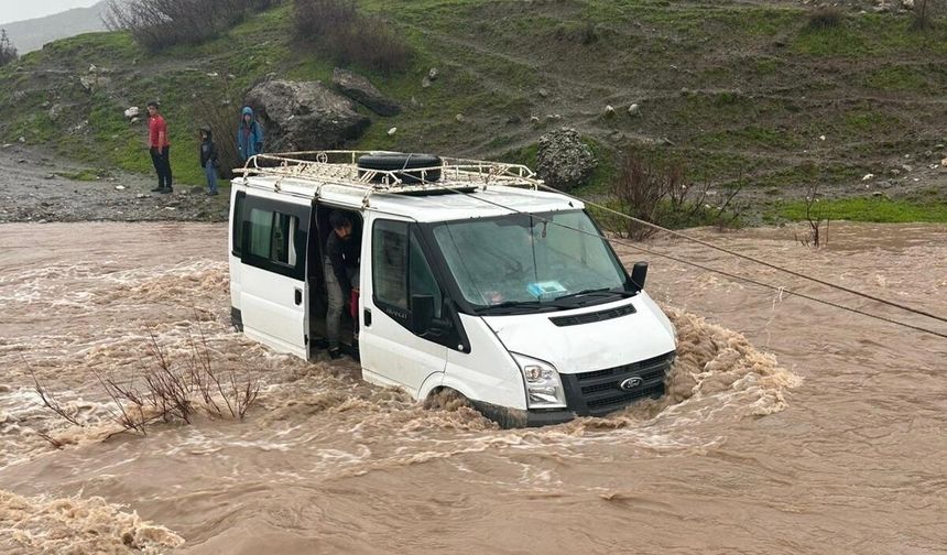 Siirt'te taşan derede mahsur kalan minibüsteki hasta kadın hayatını kaybetti