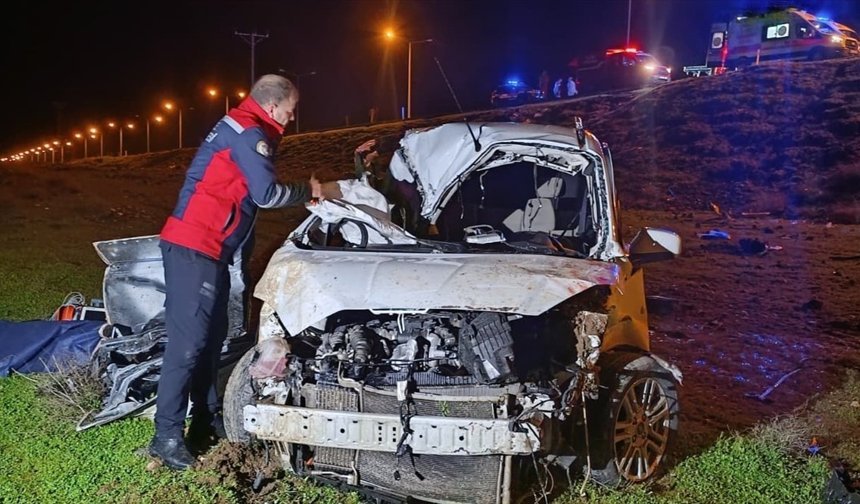 Şırnak'ta devrilen hafif ticari araçtaki 1 kişi öldü, 1 kişi yaralandı