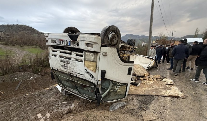 Şırnak'ta kamyonetin yayaya çarpıp devrildiği kazada 2 kişi yaralandı