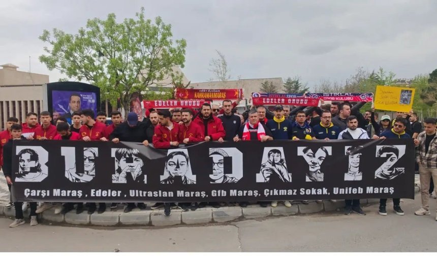 Taraftar grupları omuz omuza