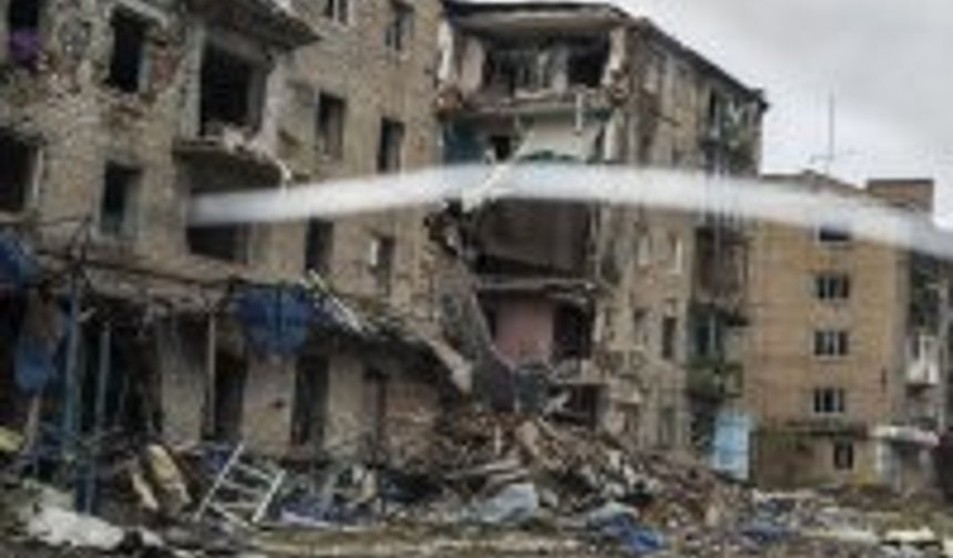 Diyarbakır'da otel inşaatında çıkan yangında 13 kişi dumandan etkilendi