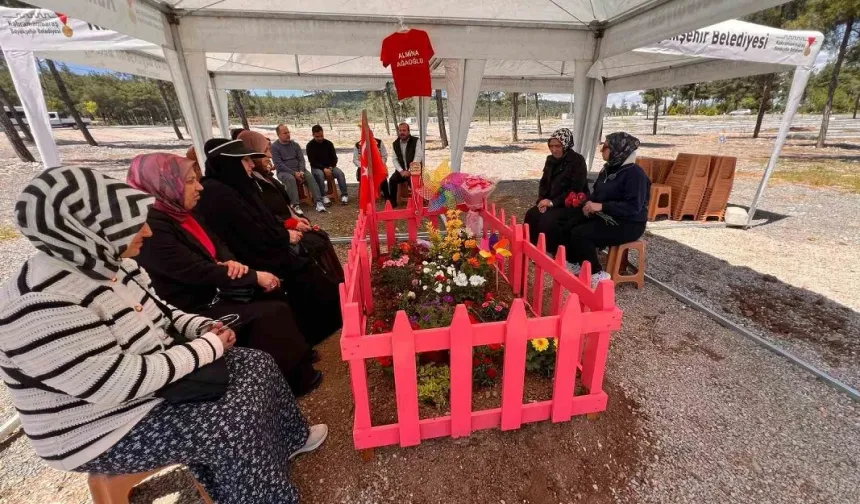 Kapıçam’da Pembe Bir Hüzün Çiçeği Açtı: Almina'nın Mezarı Pembeye Boyandı