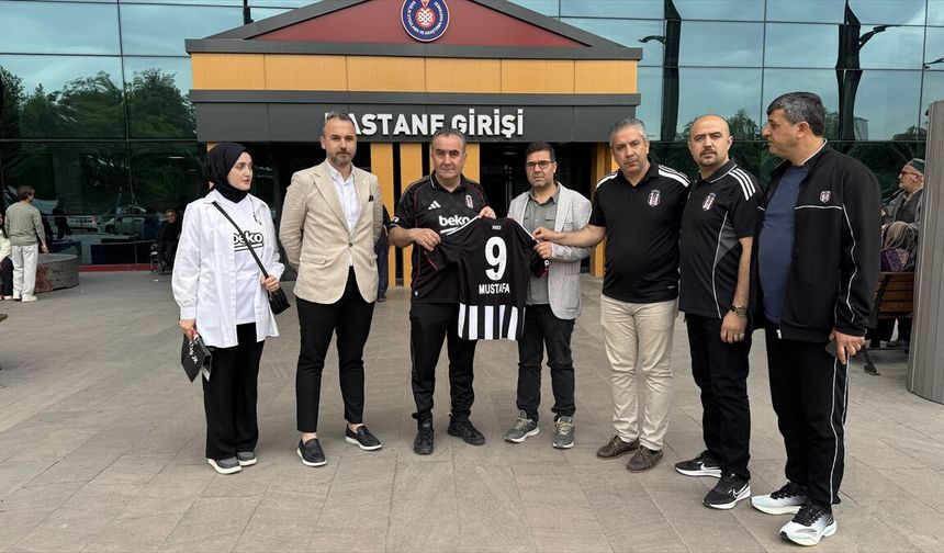 Beşiktaş Dostluk Grubu, okul saldırısında yaralanan Mustafa'ya forma hediye etti