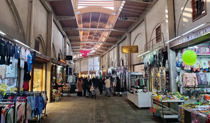 Kahramanmaraş’ta Ani Yağış Vatandaşları Kapalı Çarşı’ya Yönlendirdi