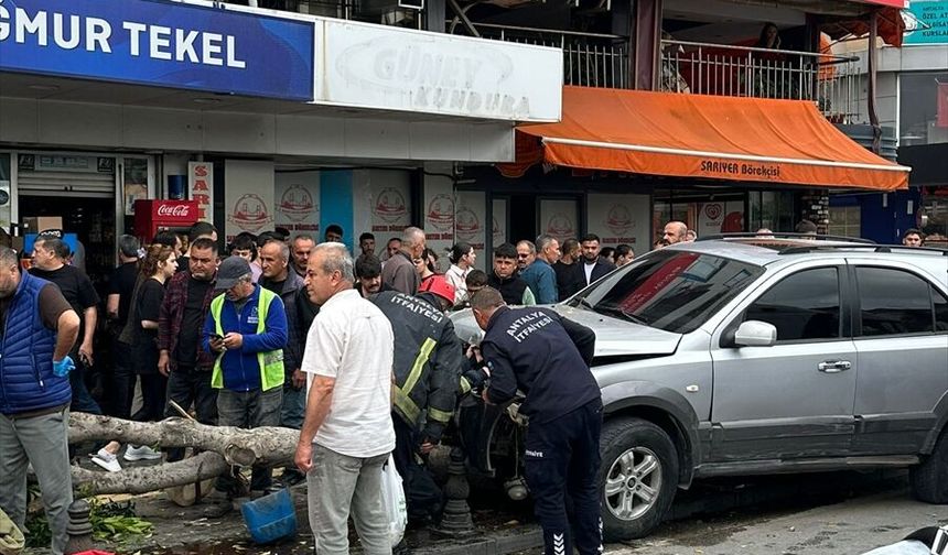 Antalya'da trafik kazasında 4 kişi yaralandı