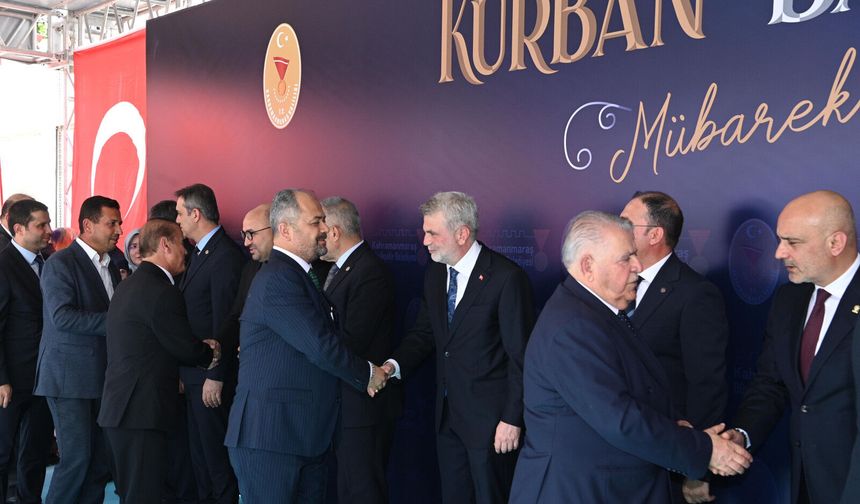 Kahramanmaraş protokolü, bayram programında vatandaşlarla bir araya geldi
