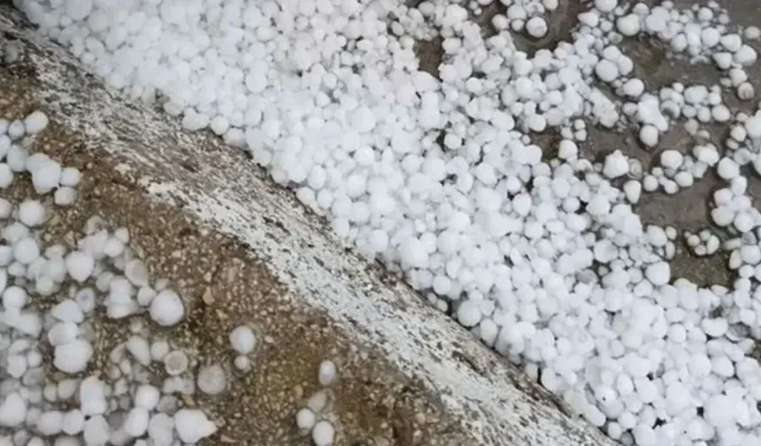 Kent merkezinde yağmur, yüksek kesimlerde dolu yağışı