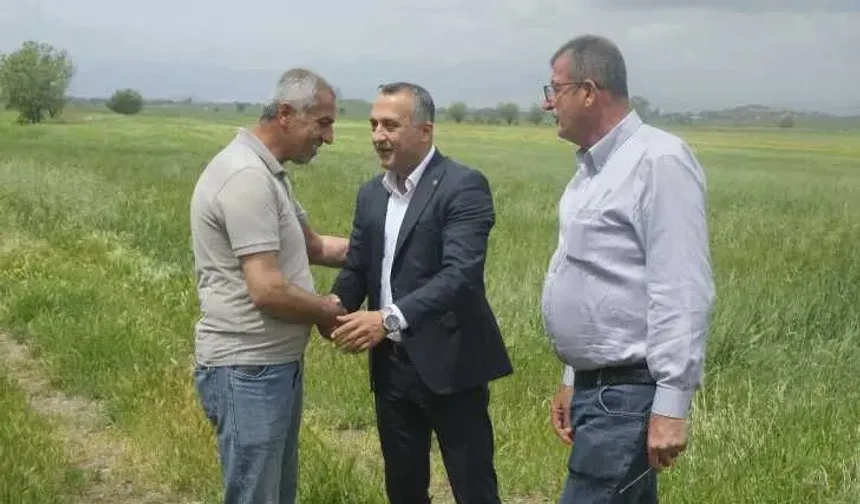 Ziraat Odası Başkanı Çetinkaya Çiftçilerin Gününü Tarlada Kutladı