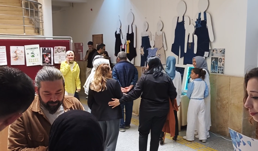 Kahramanmaraş'ta "Çizgiden Önlüğe: Bir Aile Hikâyesi" Sergisi Açıldı