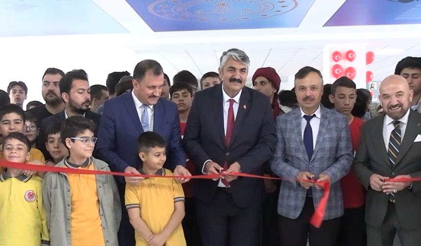 İmam Hatip Lisesi Öğrencilerinden "Kadim Türk Bayrakları ve Doğu Türkistan Sergisi"