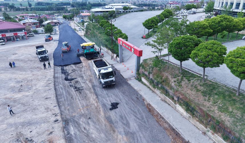 Elbistan Devlet Hastanesi Yolu Sıcak Asfaltla Buluşuyor!