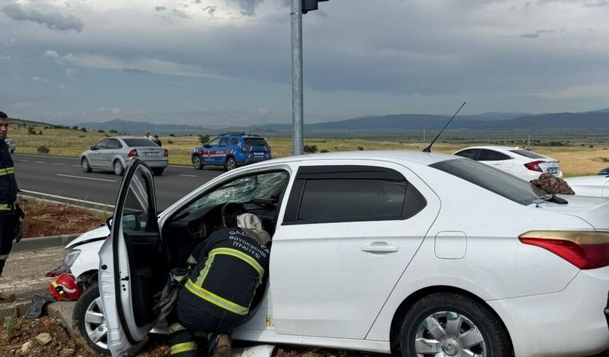 Gaziantep'te çarpışan 2 otomobildeki 6 kişi yaralandı