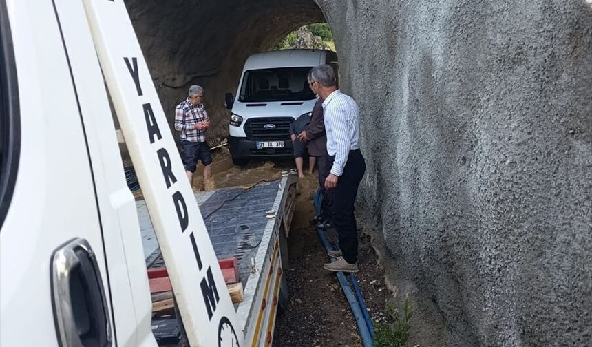 Gaziantep'te yağıştan dolayı alt geçitte mahsur kalan araçtaki aileyi itfaiye kurtardı