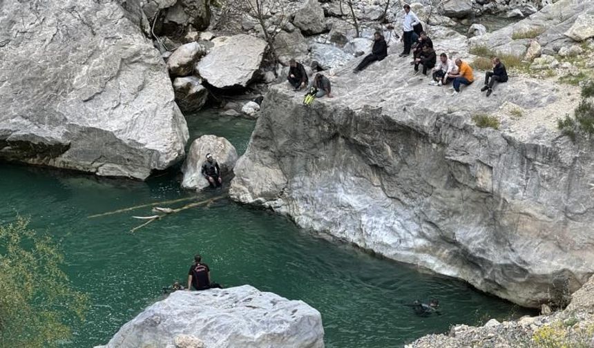 Kahramanmaraş'ta nehirde kaybolan kişiyi arama çalışmaları sürüyor