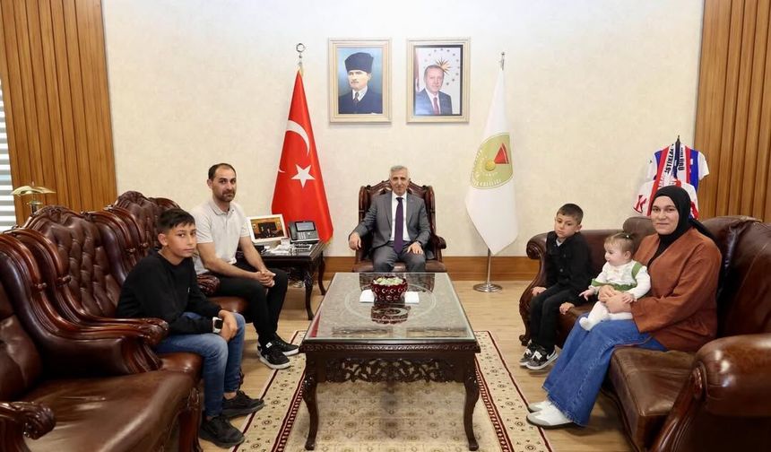 Vali Ünlüer’den Bayrak Hassasiyeti Gösteren Yusuf’a Teşekkür