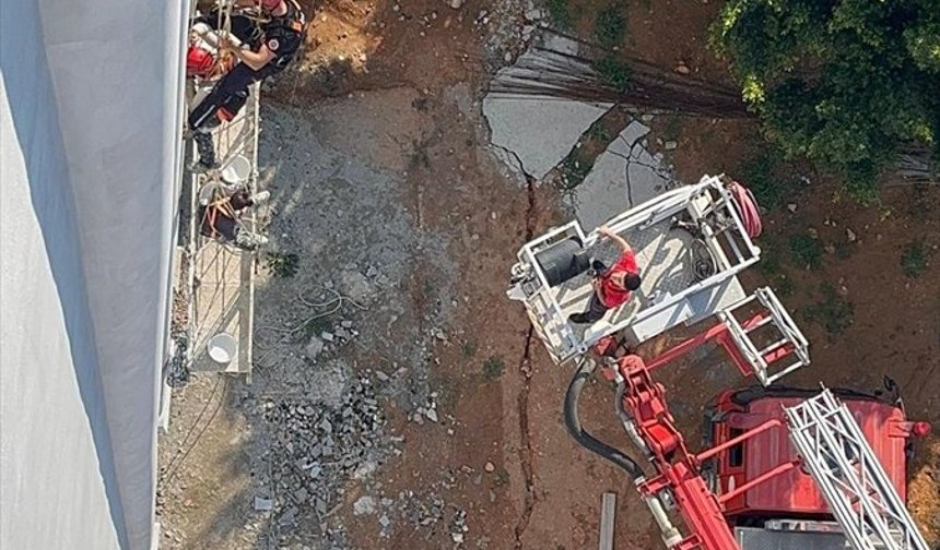 Mersin'de otel inşaatının 10. katında mahsur kalan 2 işçi kurtarıldı