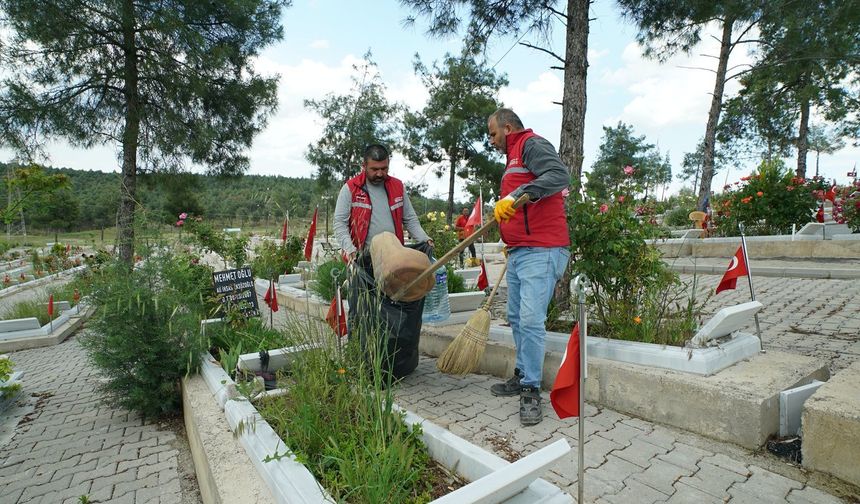 Kahramanmaraş Kapıçam Şehir Mezarlığı Bayrama Hazırlanıyor