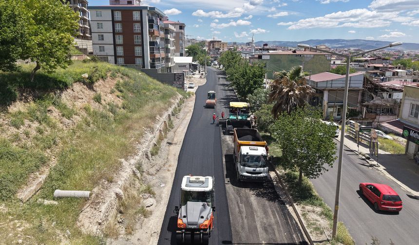 Büyükşehir, Doğukent Yolunda Asfalt Mesaisini Sürdürüyor