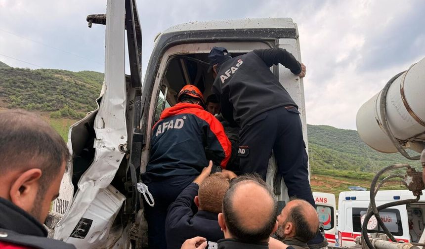 Siirt'te bariyere çarpan beton mikseri sürücüsü ağır yaralandı