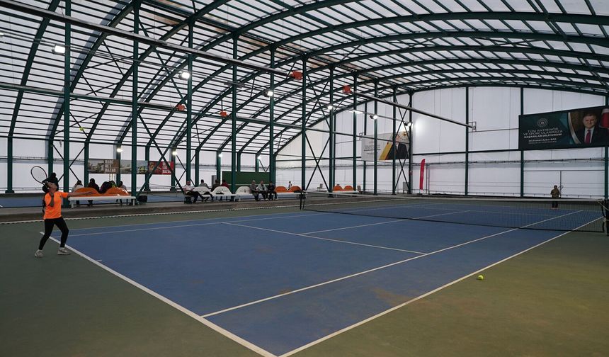 19 Mayıs Tenis Turnuvası, Kahramanmaraş'ta 62 Genç Sporcunun Katılımıyla Başladı!
