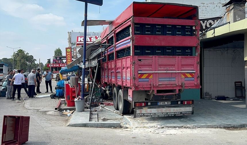 Adana'da sürücüsünün kontrolünden çıkan kamyon markete girdi