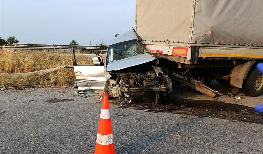 Mersin'de Feci Kaza: Tıra Çarpan Araçtaki 17 Yaşındaki Sürücü Hayatını Kaybetti