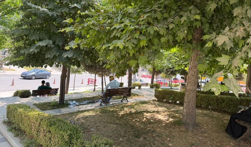 Kahramanmaraş'ta Termometreler 37 Dereceye Yükseldi, Meydanlar Boş Kaldı!