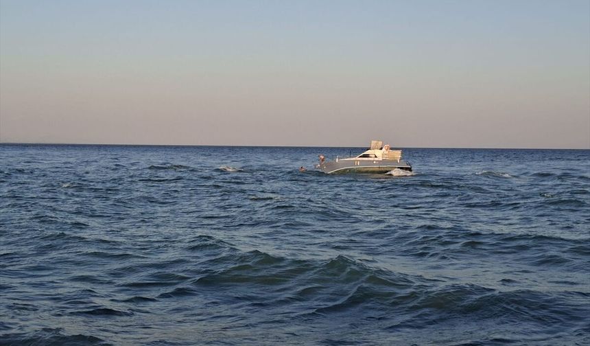 Antalya'da denizde iki teknede mahsur kalan 5 kişi kurtarıldı
