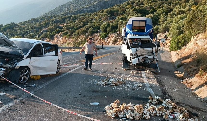 Antalya'da kamyonet ile otomobilin çarpıştığı kazada 2 kişi yaralandı