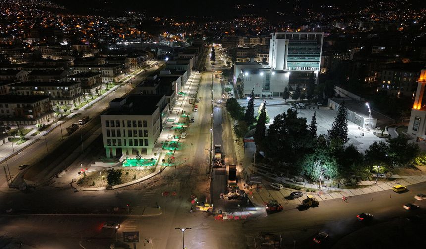 Kahramanmaraş Azerbaycan Bulvarı’nda Asfalt Mesaisi Gece de Devam Ediyor