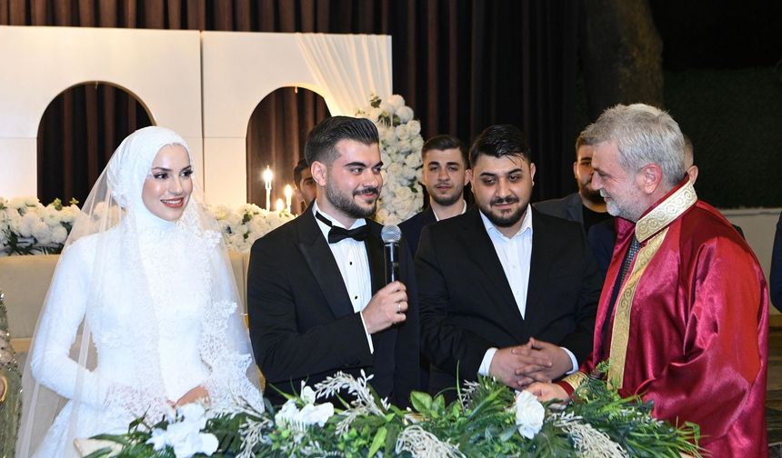 Genç çifti sevenleri yalnız bırakmadı