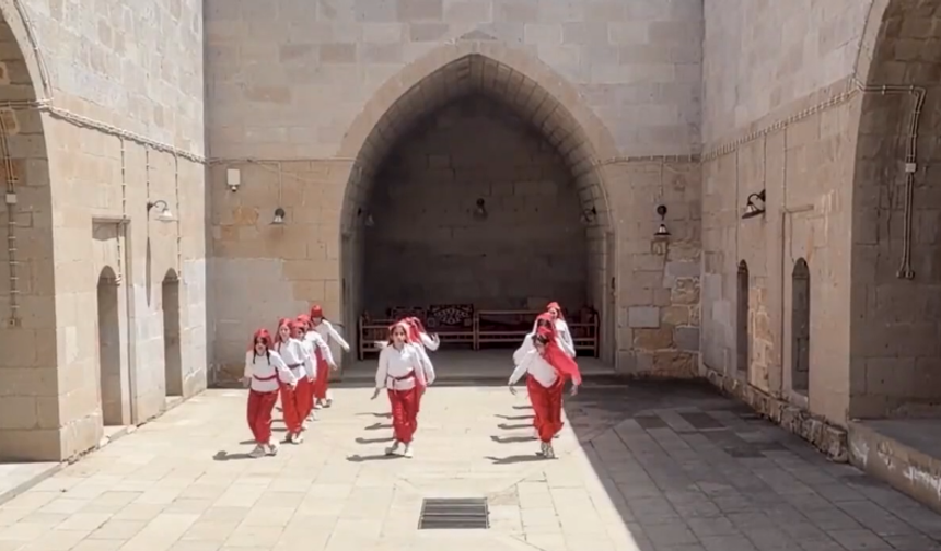 Afşin’de Öğrencilerin "Geleneksel Kartal Dansı" Gösterisi Büyük Beğeni Topladı
