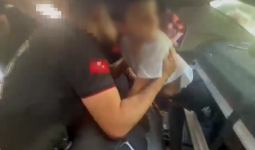 Şanlıurfa'da otomobilde mahsur kalan çocuğu itfaiye ekipleri kurtardı