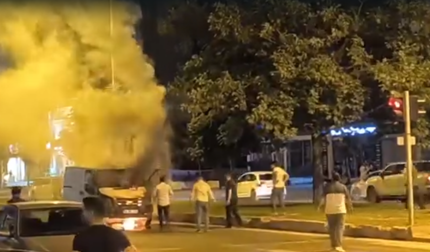 Kahramanmaraş'ta Park Halindeki Ticari Araçta Yangın Paniği!