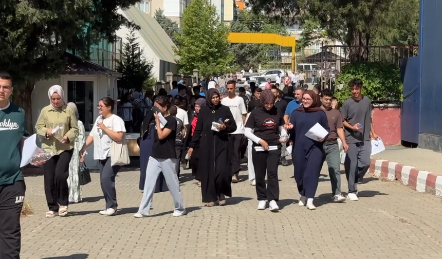 Kahramanmaraş'ta YKS Heyecanı: Öğrenciler Sınavda, Veliler Dışarıda Dua Etti