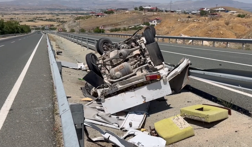 Elazığ'da drenaj kanalına devrilen kamyonetteki 2 kişi yaralandı