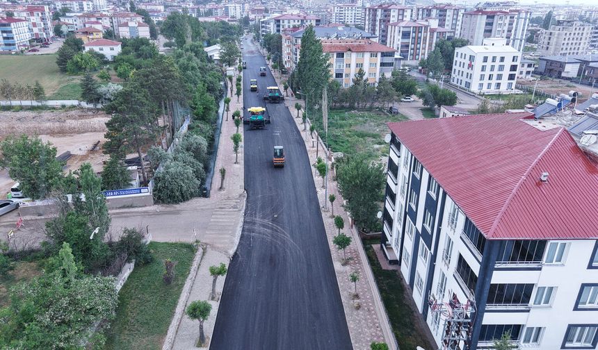 Büyükşehir’den Elbistan Pınarbaşı Caddesi’nde Kesintisiz Asfalt Mesaisi
