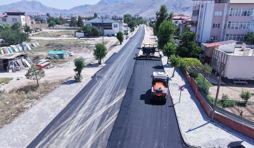 Elbistan’daki Tepebaşı Caddesi’nde Asfalt Mesaisi Başladı