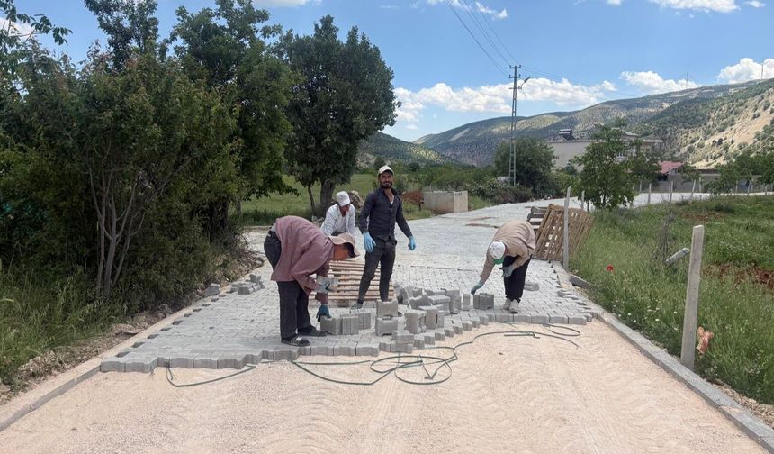 Büyükşehir’den Çağlayancerit Kırsalına 3 Bin Metrekarelik Kilit Parke